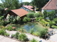 Exklusive Immobilie Einfamilienhaus Landhausvilla mit liebevoll gestaltetem Ambiente und wundervoll angelegtem Garten. Unter Anderem ein kleines Biotob und einem eigens angelegten Bachlauf der in eine