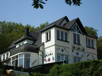 Gewerbeimmobilie Gastronomie/Hotel/Pension Zum Verkauf steht hier ein gepflegtes Wohn- und Geschäftshaus in Bad Wildungen. Das Objekt verfügt über 2 Wohneinheiten: 1. OG: 5 ZKB, 2 Badezimmer + Balkon 