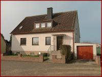 Wohnimmobilie Kauf Einfamilienhaus Das massiv gebaute Wohnhaus aus dem Jahr 1966 liegt auf einem pflegeleichten Grundstück. Es bietet sich sowohl für eine als auch für zwei Generationen an. Auch über 