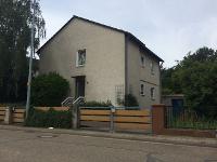 Wohnimmobilie Kauf Einfamilienhaus Großzügiges Ein-Zweifamilienhaus mit herrlichem Garten und hohem Freizeitwert Zur Bauweise: Das freistehende Ein-Zweifamilienhaus wurde ca. 1970/1971 in Massivbauwei