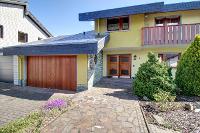 Wohnimmobilie Kauf Einfamilienhaus Zeitlose Grundrisse in Split-Level-Architektur, ein prächtiger Garten mit altem Baumbestand sowie die gemütliche Einliegerwohnung und viel Platz für Entfaltungsmögli