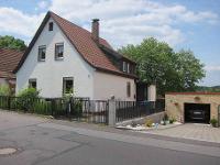 Wohnimmobilie Kauf Einfamilienhaus Dieses Einfamilienhaus mit ca. 80 m² Wohnfläche aus dem Jahre 1920 befindet sich auf einem ca. 420 m² großem Grundstück in Hanglage.