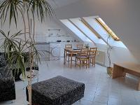 Wohnimmobilie Kauf Dachgeschosswohnung Diese gepflegte und frisch renovierte Eigentumswohnung ist Teil einer sehr gepflegten Wohnanlage am Rande der Natur. Vor dem Haus im Eingangsbereich befindet sic