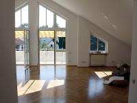 Wohnimmobilie Miete Etagenwohnung Helle und großzügige geschnittene 3 Zimmer DG Wohnung mit großer Süd-Loggia in der 2. Etage in einem sehr gepflegten fünf Parteien Wohnhaus aus dem Jahre 1993.