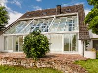 Wohnimmobilie Kauf Einfamilienhaus Anwesen für gehobene Ansprüche. Die hochwertige Immobilie befindet sich in einem bevorzugten Wohngebiet in Rehlingen-Siersburg und verfügt bspw. über einen großen Wi