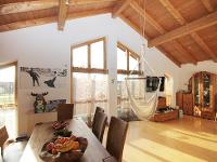 Wohnimmobilie Kauf Dachgeschosswohnung Wohntraum Nähe Chiemsee! Besondere 3 Zimmer-Dachgeschosswohnung im Zweifamilienhaus mit Bergblick