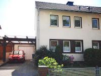 Wohnimmobilie Kauf Doppelhaus Die Doppelhaushälfte ist mit einer Garage, einem Carport und einem Außenstellplatz versehen, das Baujahr ist 1959. Das Einfamilienhaus mit Ausbaureserven hat 3 Zimmer und