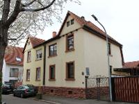 Wohnimmobilie Kauf Einfamilienhaus Wir möchten Ihnen hier eine außergewöhnliche Immobilie vorstellen: Das Vorderhaus als Doppelhaushälfte ist ein klassischer Altbau aus 1914. Im Erdgeschoss haben wir 