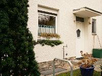 Wohnimmobilie Kauf Reihenhaus Attraktives Reihenmittelhaus in Top-Lage - Nikolassee Bei dem Reihenmittelhaus handelt es sich um eine sehr ansprechende Immobilie, Baujahr 1964, die im Jahr 2003 grundsa