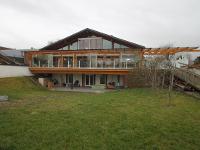 Exklusive Immobilie Mehrfamilienhaus Einzigartiges Mehrfamilienhaus, im Alpenstil gebaut, mit Doppelhaus, 4 Eigentumswohnungen und Gewerbefläche an der Nordseite.