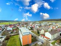 Wohnimmobilie Kauf Etagenwohnung Was für eine Aussicht. In dieser großzügigen 4-Zimmer-Wohnung im 11. Stock hat man einen tollen Überblick. Das fanden auch die neuen Eigentümer, die nun täglich diese 