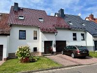 Wohnimmobilie Kauf Reihenhaus Großzügiges Reihenhaus mit Gartenparadies, Poolvergnügen und Garage – viel Platz für Familie