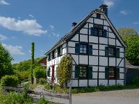 Wohnimmobilie Kauf Einfamilienhaus Freistehendes, kernsaniertes Fachwerkhaus in Leverkusen