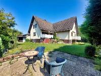 Wohnimmobilie Kauf Doppelhaus Großzügiges Zweifamilienhaus in ruhiger Lage mit separaten Eingängen, Einliegerwohnung, großem Garten und Doppelgarage.