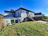 Wohnimmobilie Kauf Einfamilienhaus Charmantes Einfamilienhaus mit Einliegerwohnung, großem Garten, Pool und Wintergarten vereint großzügiges Wohnen, Vermietungspotenzial und naturnahe Feldrandlage in 