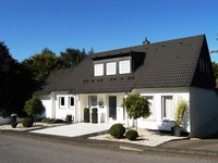 Exklusive Immobilie Einfamilienhaus ImmoCompass * Stilvolle Wohlfühloase der Extraklasse in Toplage * ca. 400 qm Wohn-/Nutzfl. mit ca. 90 qm Wohnlandschaft + Wellnessbereich auf ca. 60 qm *