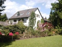 Exklusive Immobilie Einfamilienhaus ImmoCompass * Anwesen als 1oder 2 Familienhaus nutzbar * ca. 300 qm Wfl. + sep. Nebenhaus * ca. 105 qm Schwimmhalle * ca. 2677 qm Grund