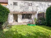 Wohnimmobilie Kauf Reihenhaus Dieses renovierungsbedürftige Reihenmittelhaus bietet viel Potenzial und ausreichend Platz für eine große Familie. Im Erdgeschoss finden Sie ein kleines Gäste-WC, einen p